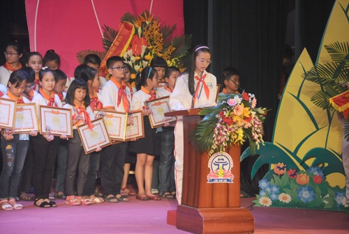 Tôn vinh 125 thiếu nhi tiêu biểu của Thủ đô Hà Nội - 3 Đại diện các thiếu nhi tiêu biểu lên đọc quyết tâm thư của thiếu nhi Thủ đô.